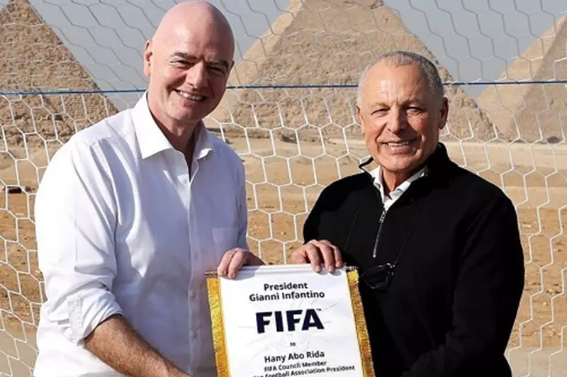 أبو ريدة يهنئ إنفانتينو بمرور 10 أعوام على رئاسة فيفا 